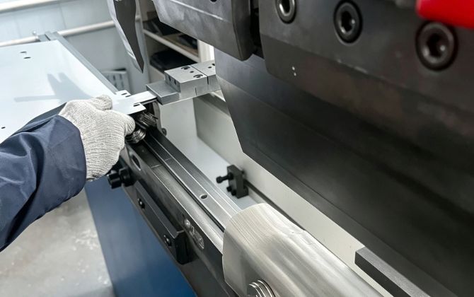 Why Acrylic for Displays_-2